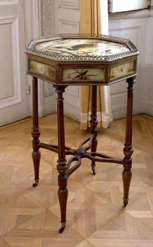 Guéridon à panneaux de plumes et ailes de papillon
