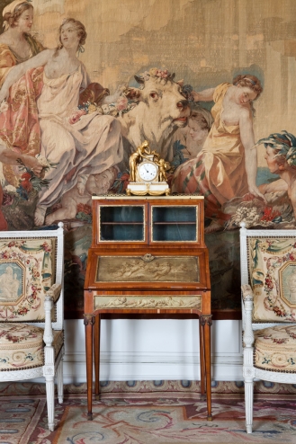 Secrétaire en pente dans le Salon des tapisseries
